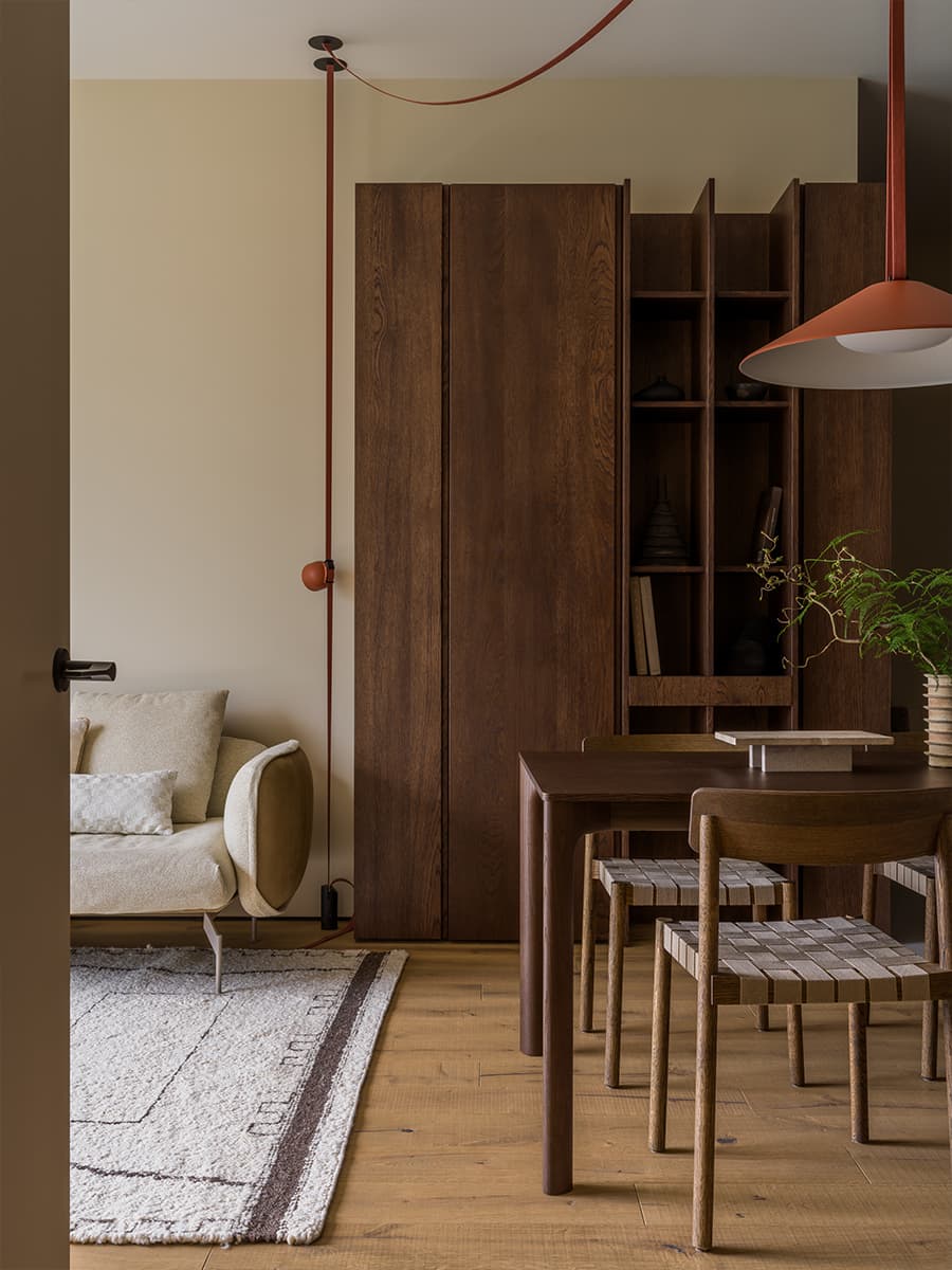 Акцентная темная кухня в интерьере семейной квартиры — проект дизайн-студии MOVE BUREAU