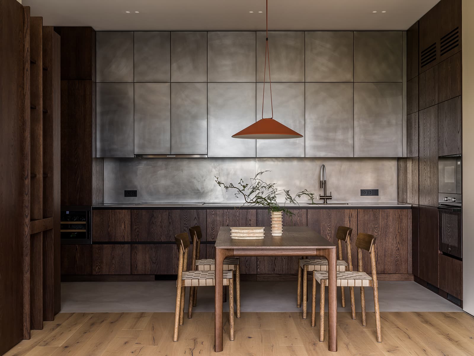 Акцентная темная кухня в интерьере семейной квартиры — проект дизайн-студии MOVE BUREAU