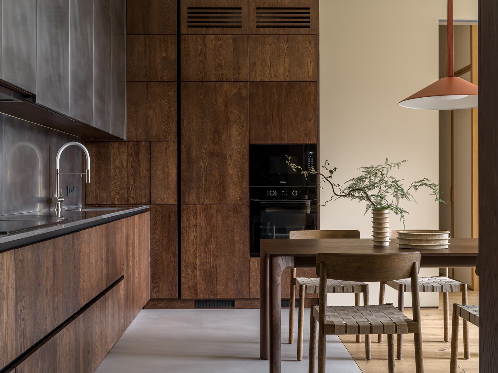 Акцентная темная кухня в интерьере семейной квартиры — проект дизайн-студии MOVE BUREAU