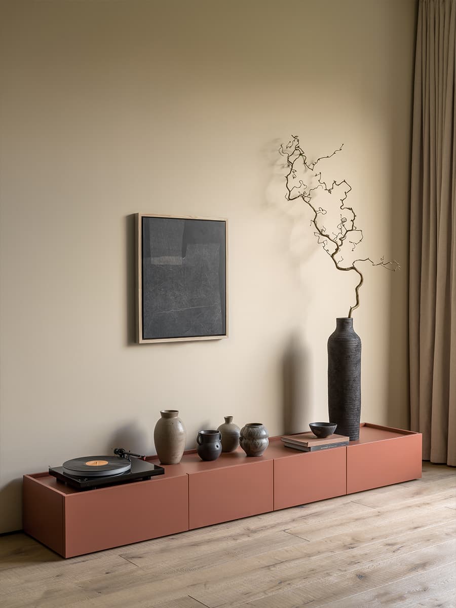 Акцентная темная кухня в интерьере семейной квартиры — проект дизайн-студии MOVE BUREAU