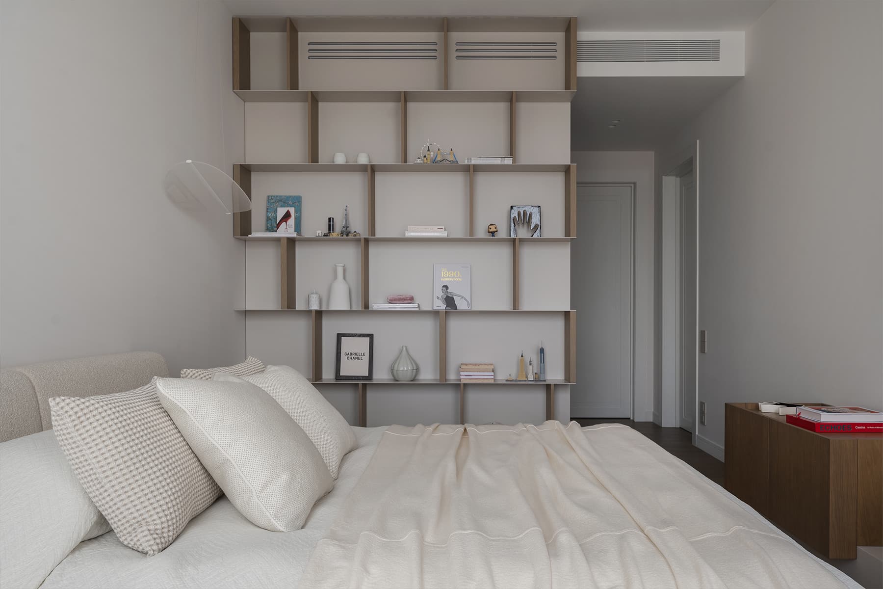 Современный интерьер квартиры с большими окнами — проект Виктории Вольвач