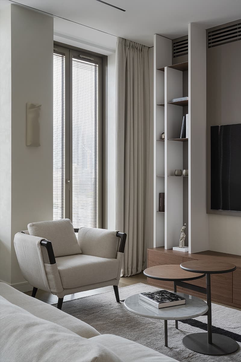 Современный интерьер квартиры с большими окнами — проект Виктории Вольвач