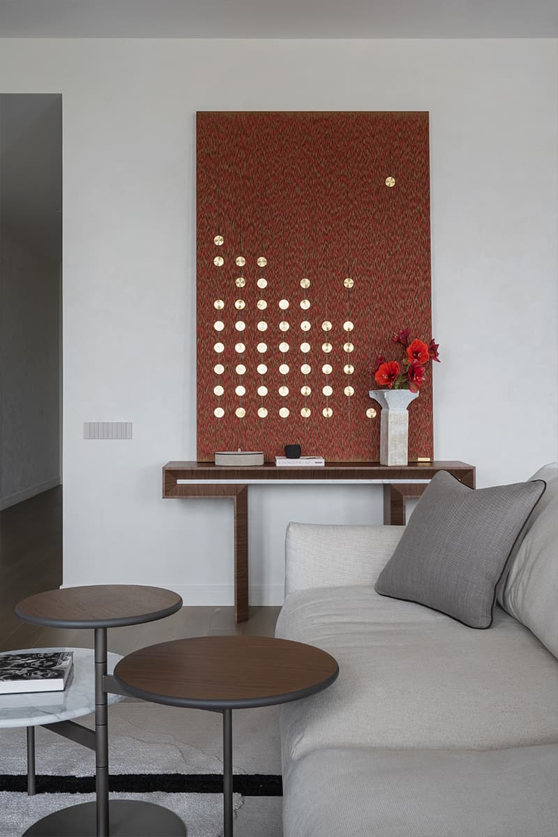 Современный интерьер квартиры с большими окнами — проект Виктории Вольвач