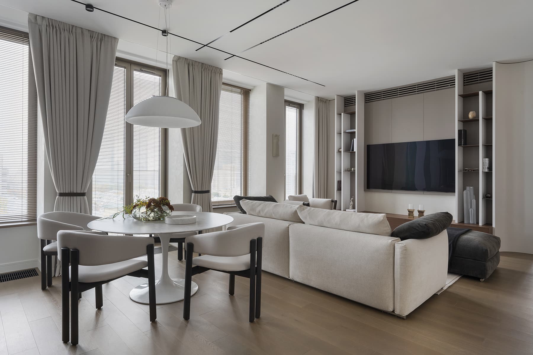 Современный интерьер квартиры с большими окнами — проект Виктории Вольвач