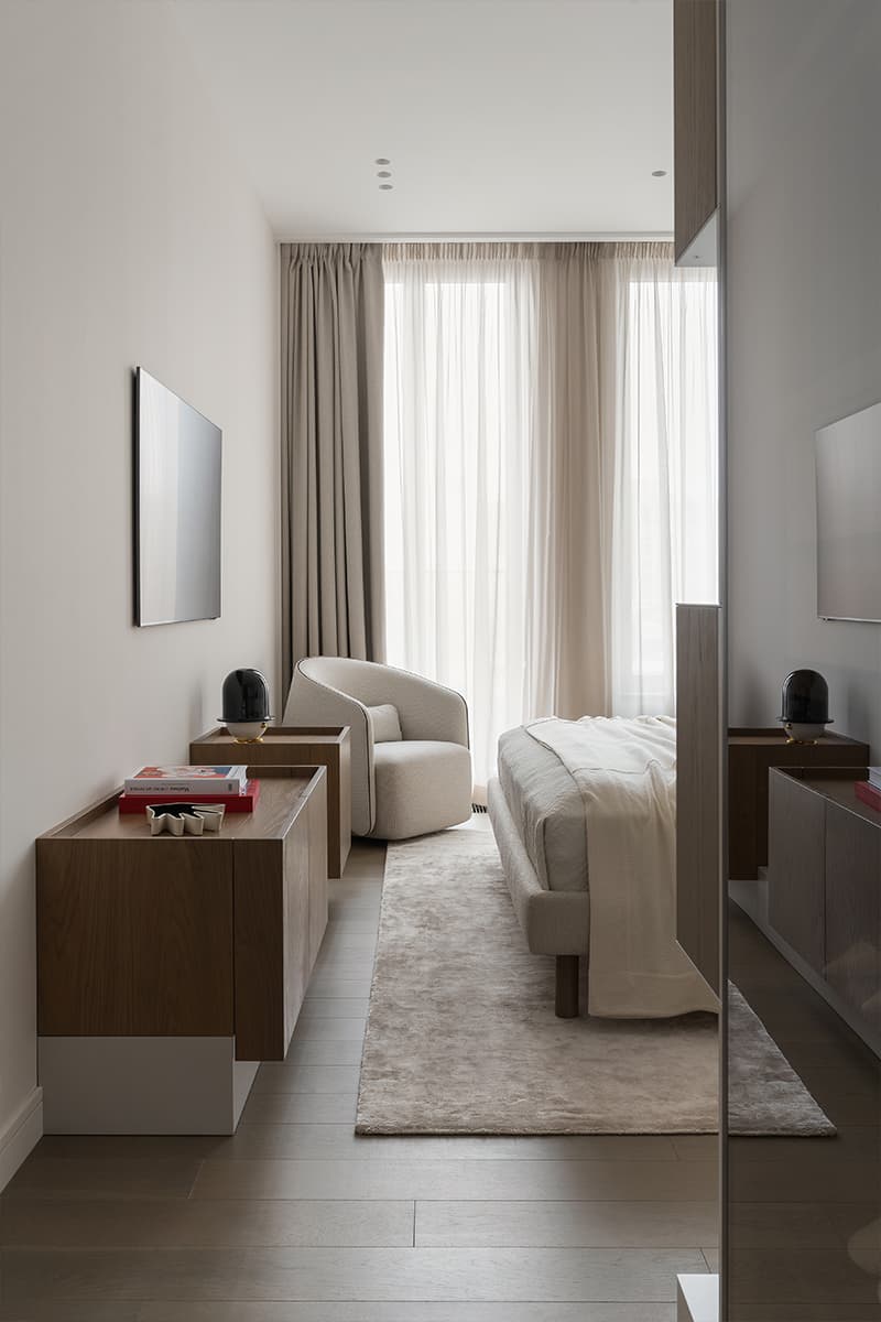 Современный интерьер квартиры с большими окнами — проект Виктории Вольвач