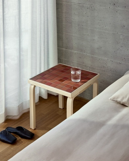 Artek и Heath Ceramics представили совместную серию столиков