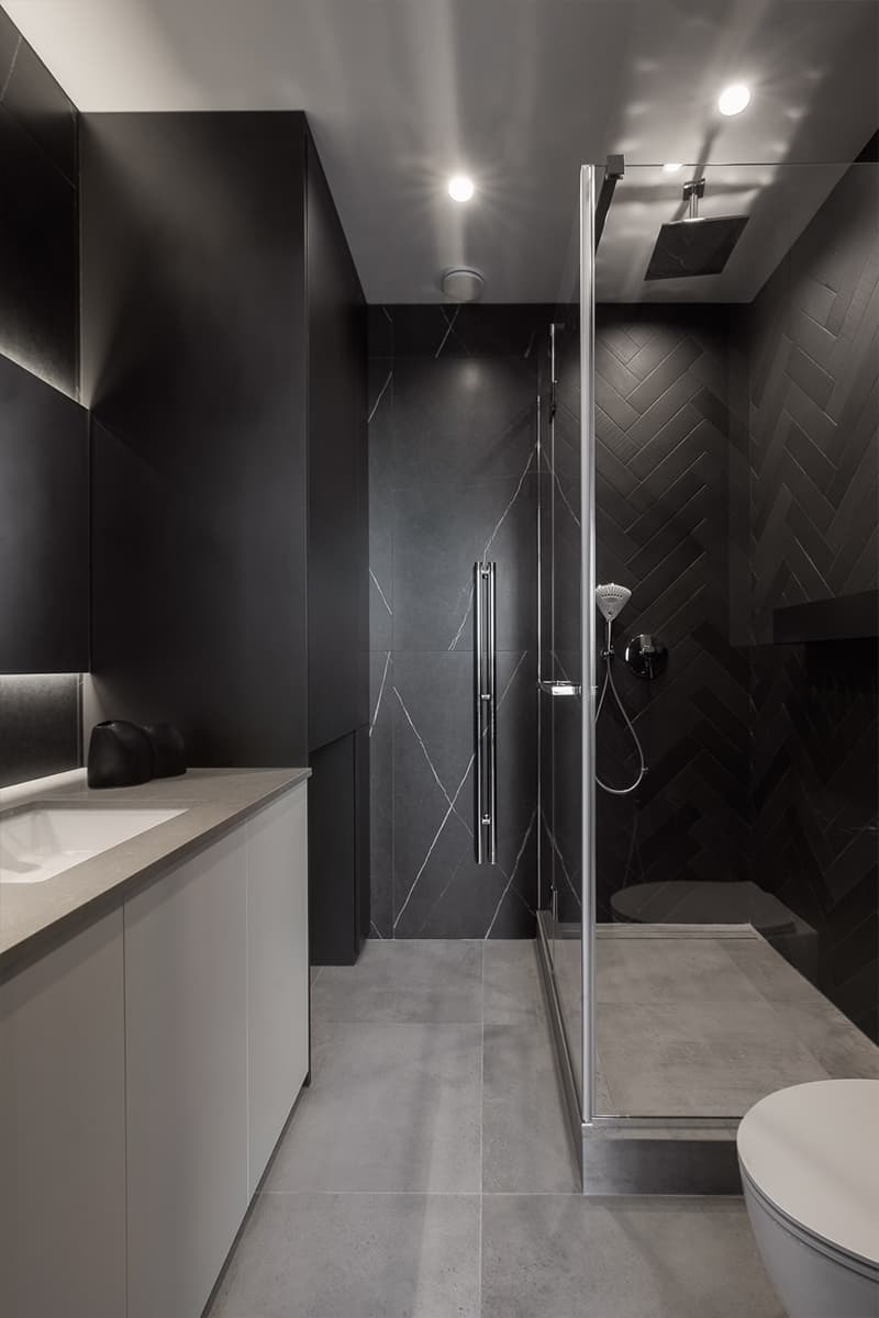 Акцентная кирпичная стена в интерьере «галерейной» квартиры — проект Дины Вафиной