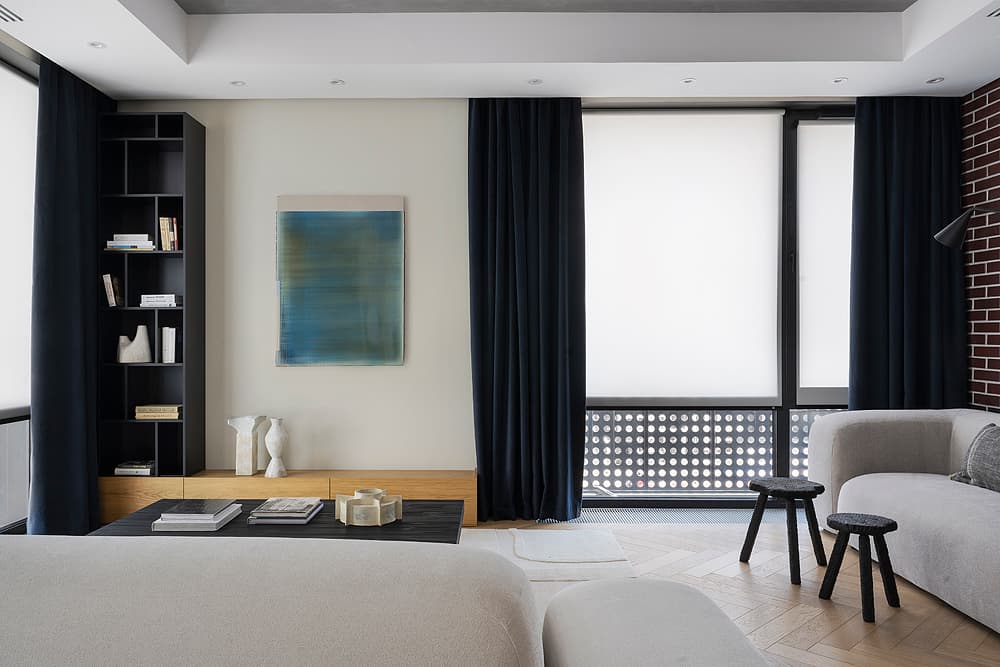 Акцентная кирпичная стена в интерьере «галерейной» квартиры — проект Дины Вафиной