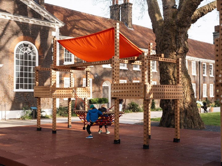 Playrise и OMMX спроектировали модульную детскую площадку