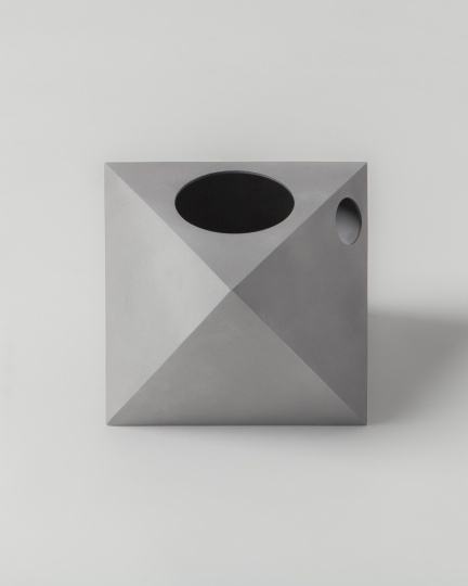 Бюро .dpt представило вазу в форме октаэдра