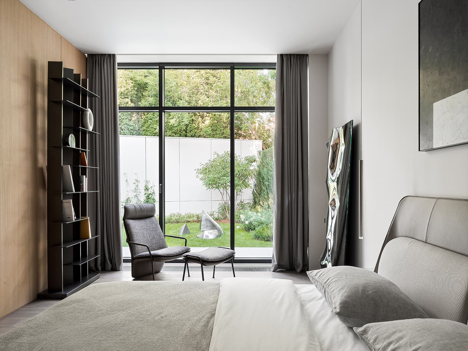 Строгость стали и стекла в интерьере загородного дома — проект студии VFORM