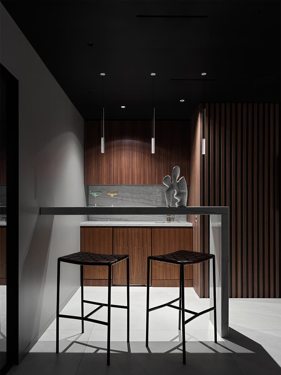 Строгость стали и стекла в интерьере загородного дома — проект студии VFORM