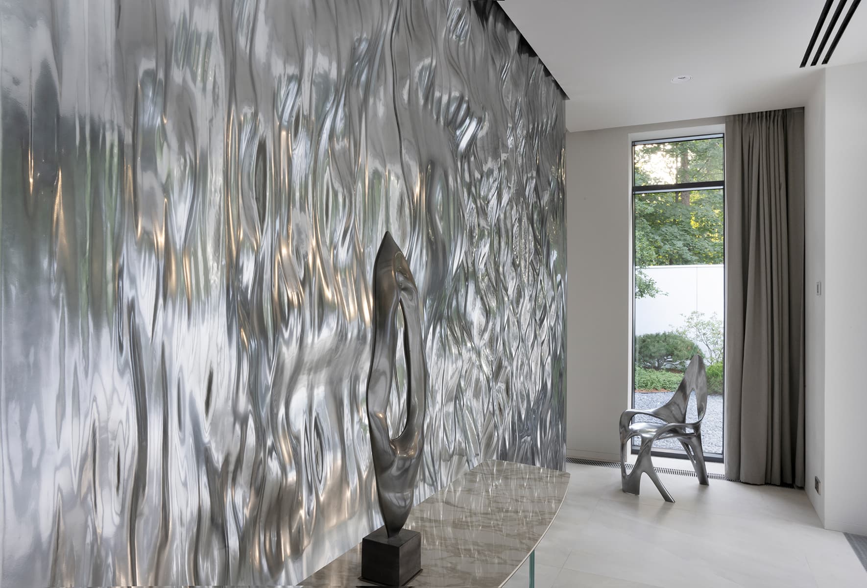 Строгость стали и стекла в интерьере загородного дома — проект студии VFORM