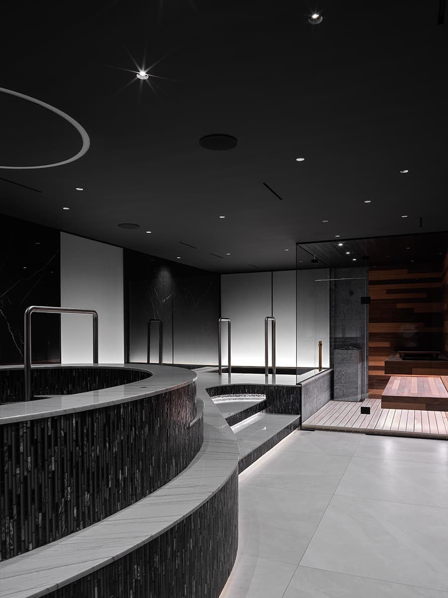 Строгость стали и стекла в интерьере загородного дома — проект студии VFORM