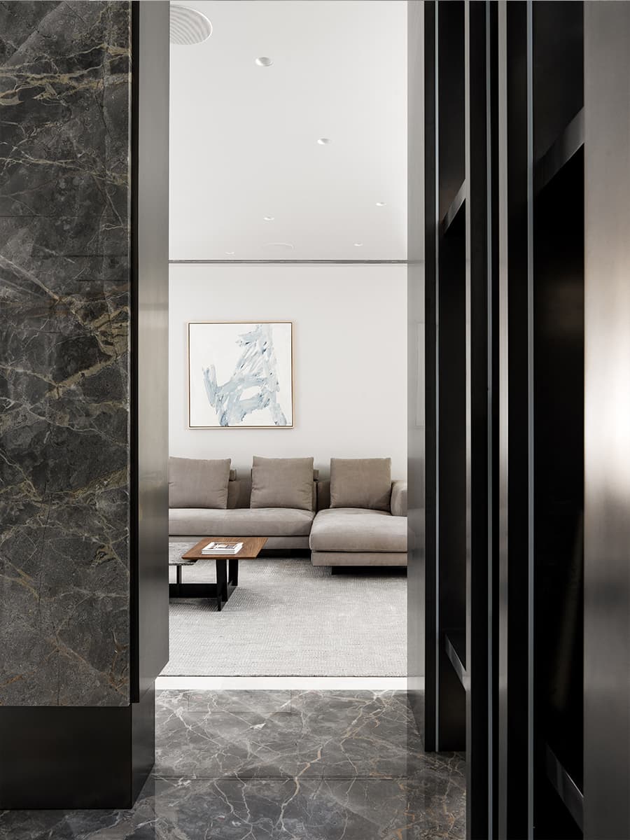 Строгость стали и стекла в интерьере загородного дома — проект студии VFORM