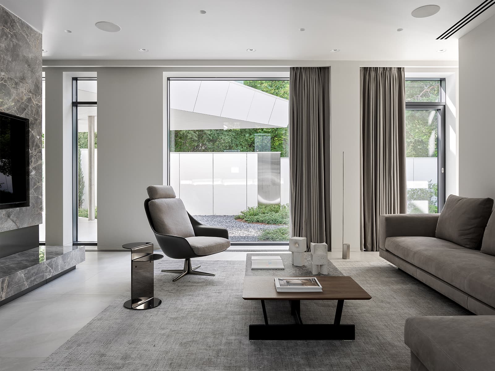 Строгость стали и стекла в интерьере загородного дома — проект студии VFORM