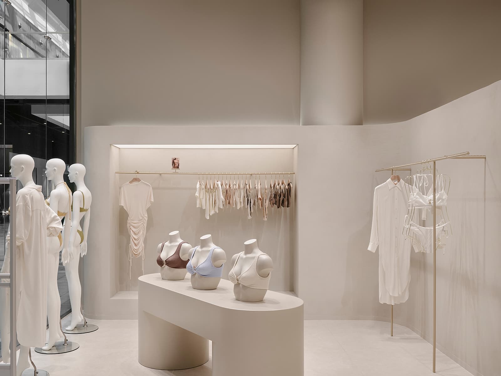 Визуальный покой и скругленные формы в интерьере магазина белья — проект бюро SINITSA