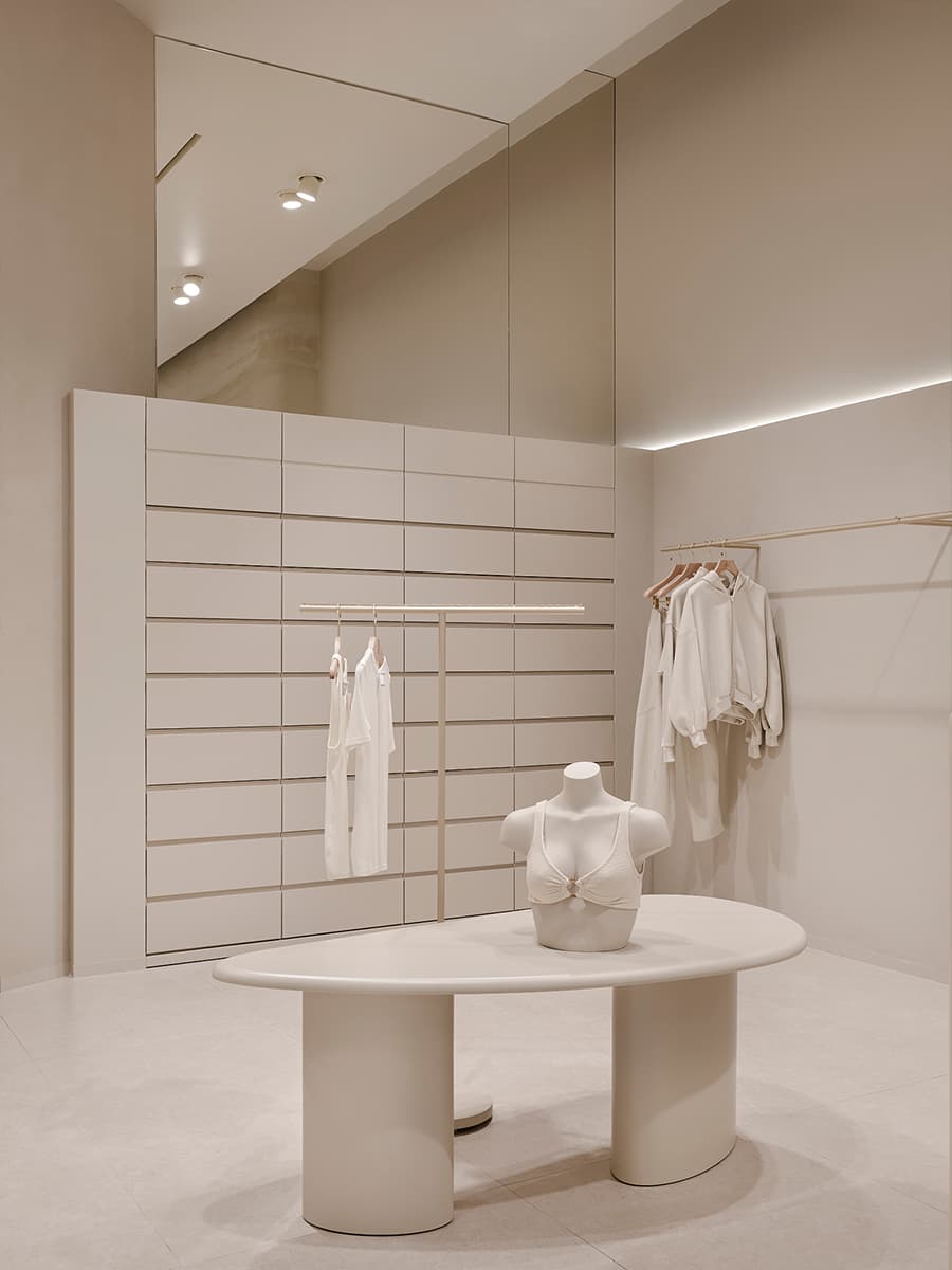Визуальный покой и скругленные формы в интерьере магазина белья — проект бюро SINITSA