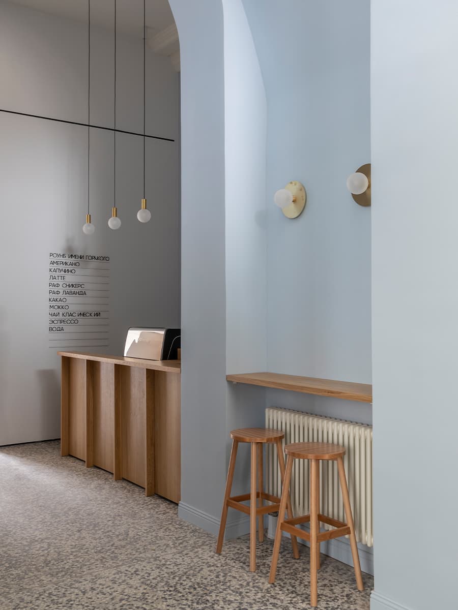 Светлое дерево и исторические детали в интерьере отреставрированного павильона — проект архитектурного бюро Апрель