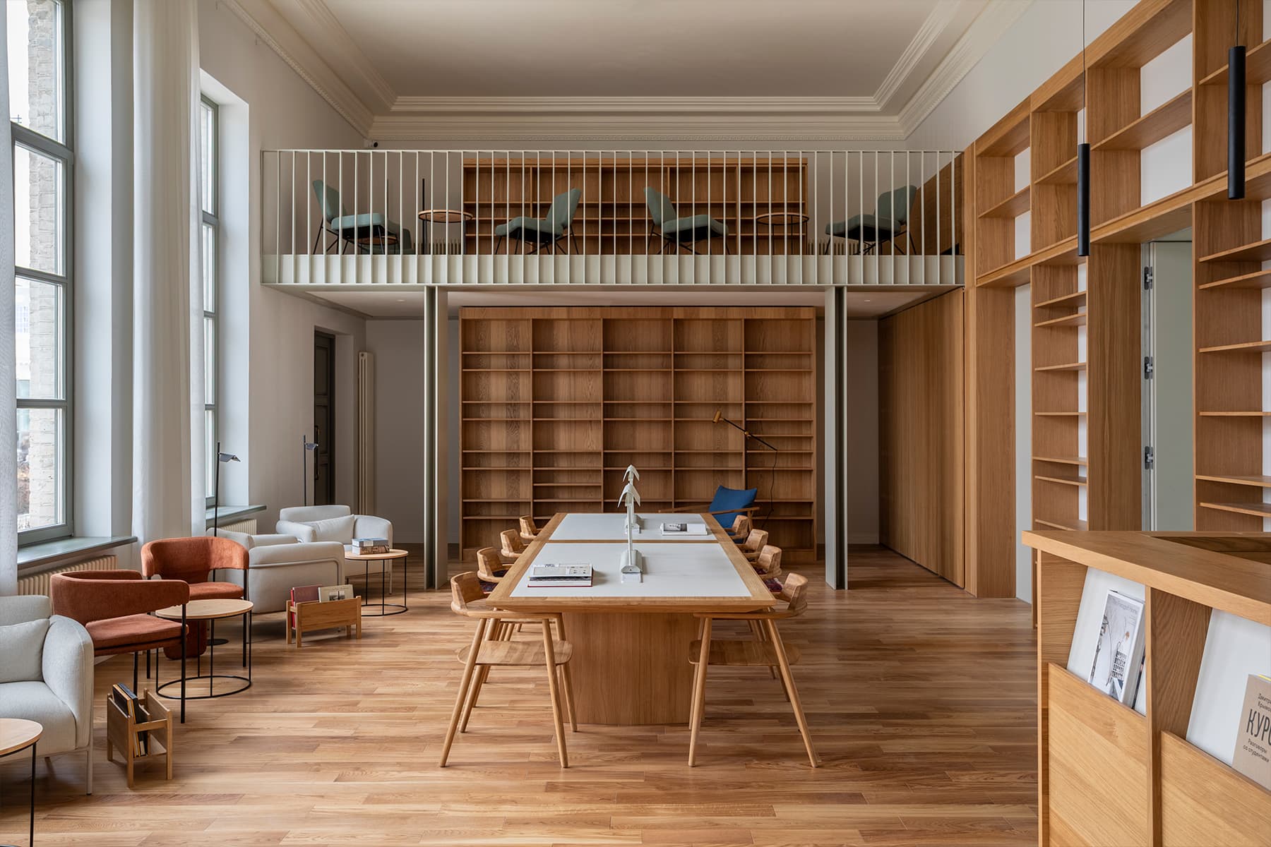 Светлое дерево и исторические детали в интерьере отреставрированного павильона — проект архитектурного бюро Апрель