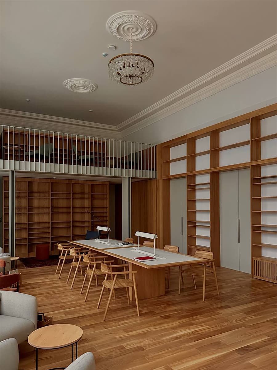 Светлое дерево и исторические детали в интерьере отреставрированного павильона — проект архитектурного бюро Апрель