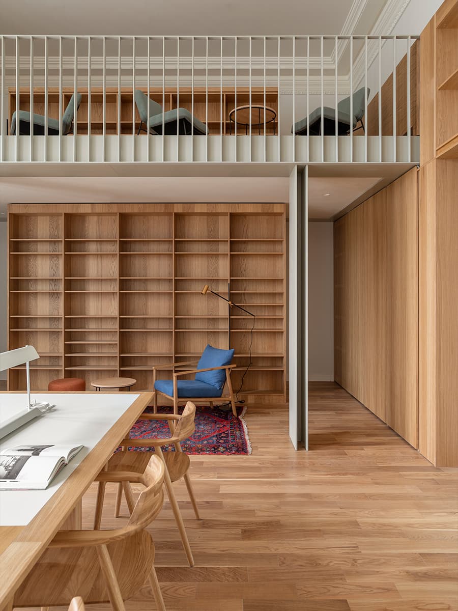 Светлое дерево и исторические детали в интерьере отреставрированного павильона — проект архитектурного бюро Апрель