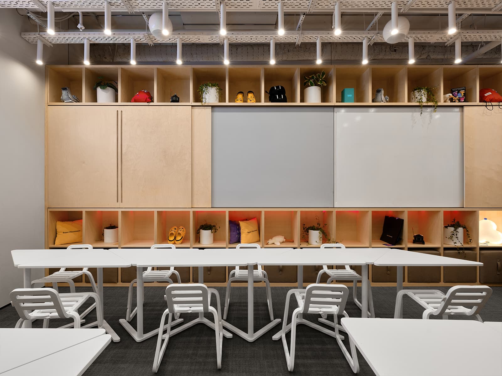 Гибкий интерьер учебной аудитории в российском вузе — проект nefa architects