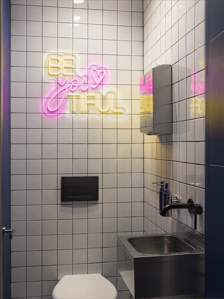 Красочный интерьер кофейни в Белграде — проект Ольги Богаткиной