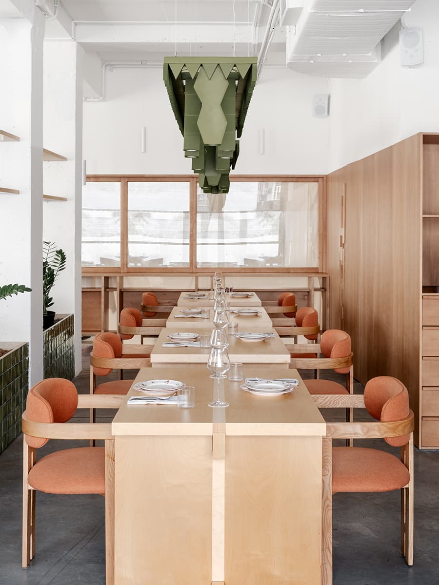 Тепло деревянных панелей и живые растения в интерьере ресторана — проект KIDZ