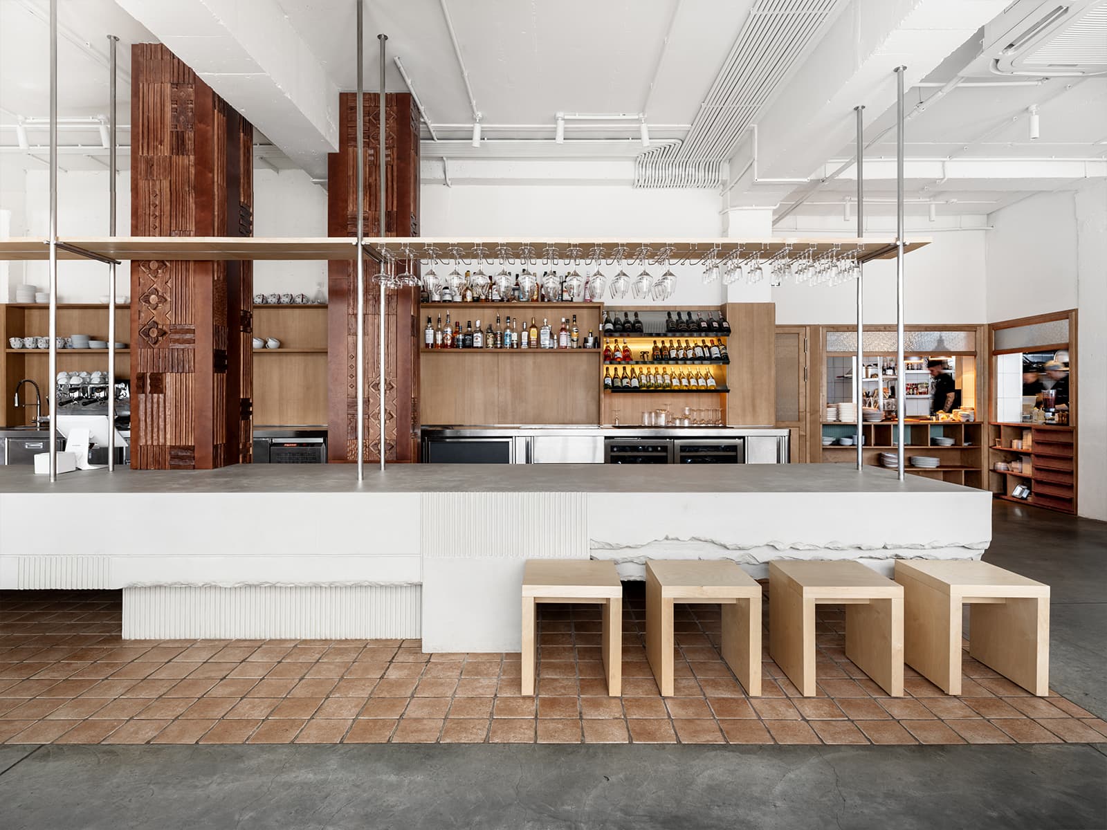 Тепло деревянных панелей и живые растения в интерьере ресторана — проект KIDZ