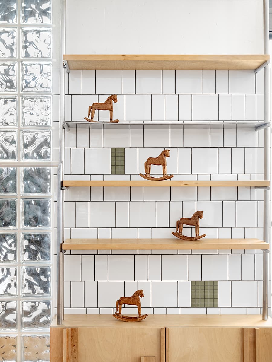 Тепло деревянных панелей и живые растения в интерьере ресторана — проект KIDZ