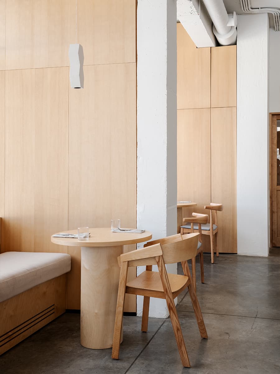 Тепло деревянных панелей и живые растения в интерьере ресторана — проект KIDZ