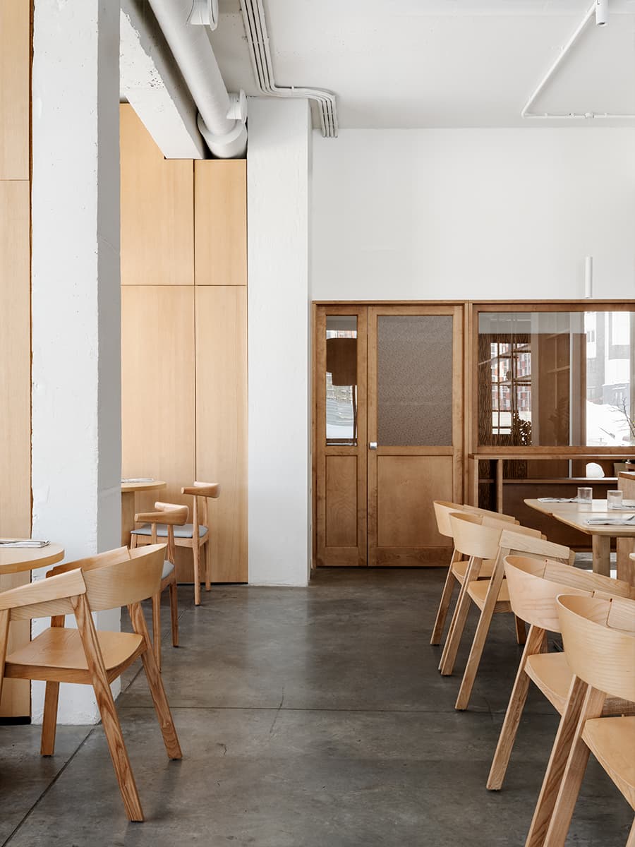 Тепло деревянных панелей и живые растения в интерьере ресторана — проект KIDZ