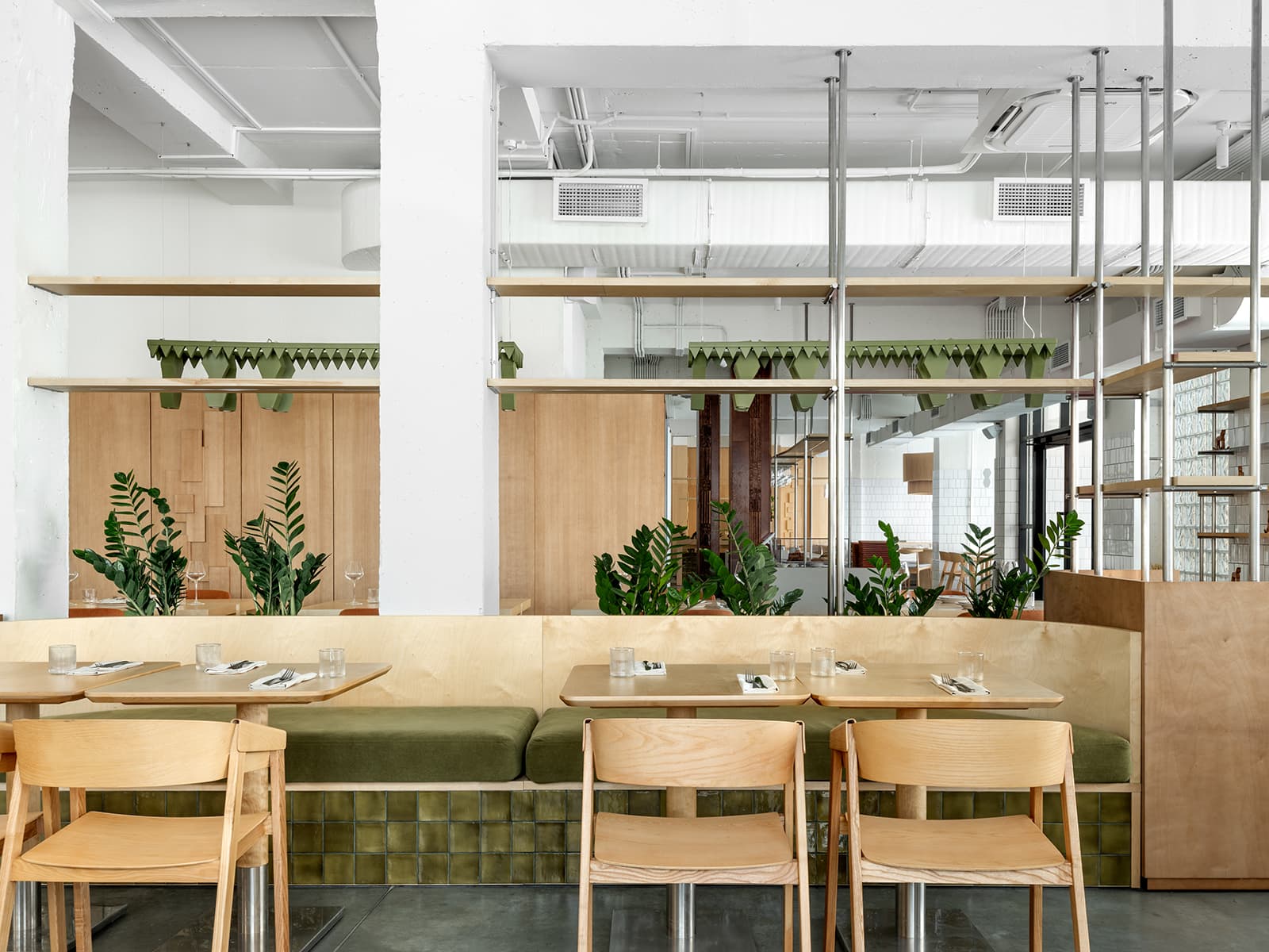Тепло деревянных панелей и живые растения в интерьере ресторана — проект KIDZ