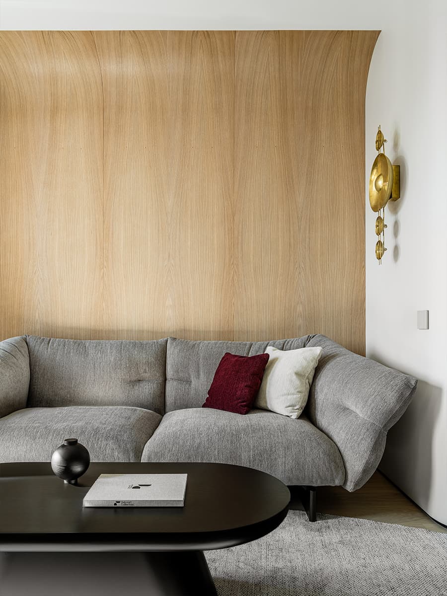 Бордовые акценты в интерьере квартиры для девушки-блогера — проект Александры Дашкевич