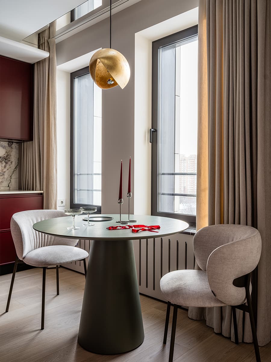 Бордовые акценты в интерьере квартиры для девушки-блогера — проект Александры Дашкевич