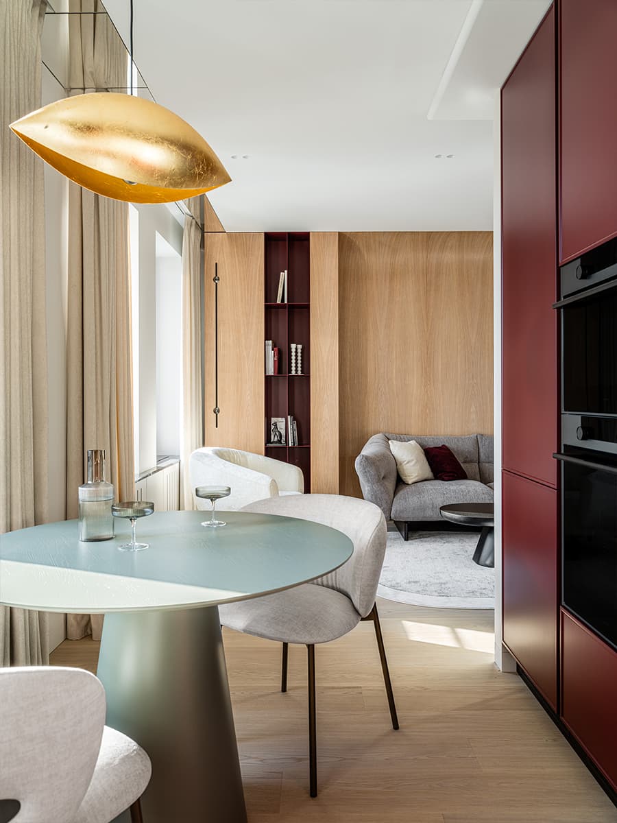 Бордовые акценты в интерьере квартиры для девушки-блогера — проект Александры Дашкевич