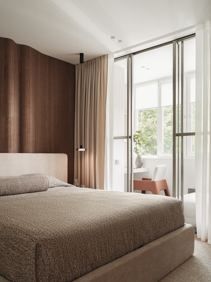 Акцентная синяя спальня в интерьере квартиры в доме 1940-х годов — проект Shilova Studio