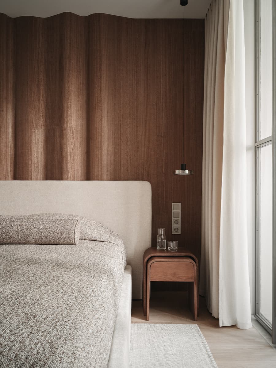 Акцентная синяя спальня в интерьере квартиры в доме 1940-х годов — проект Shilova Studio