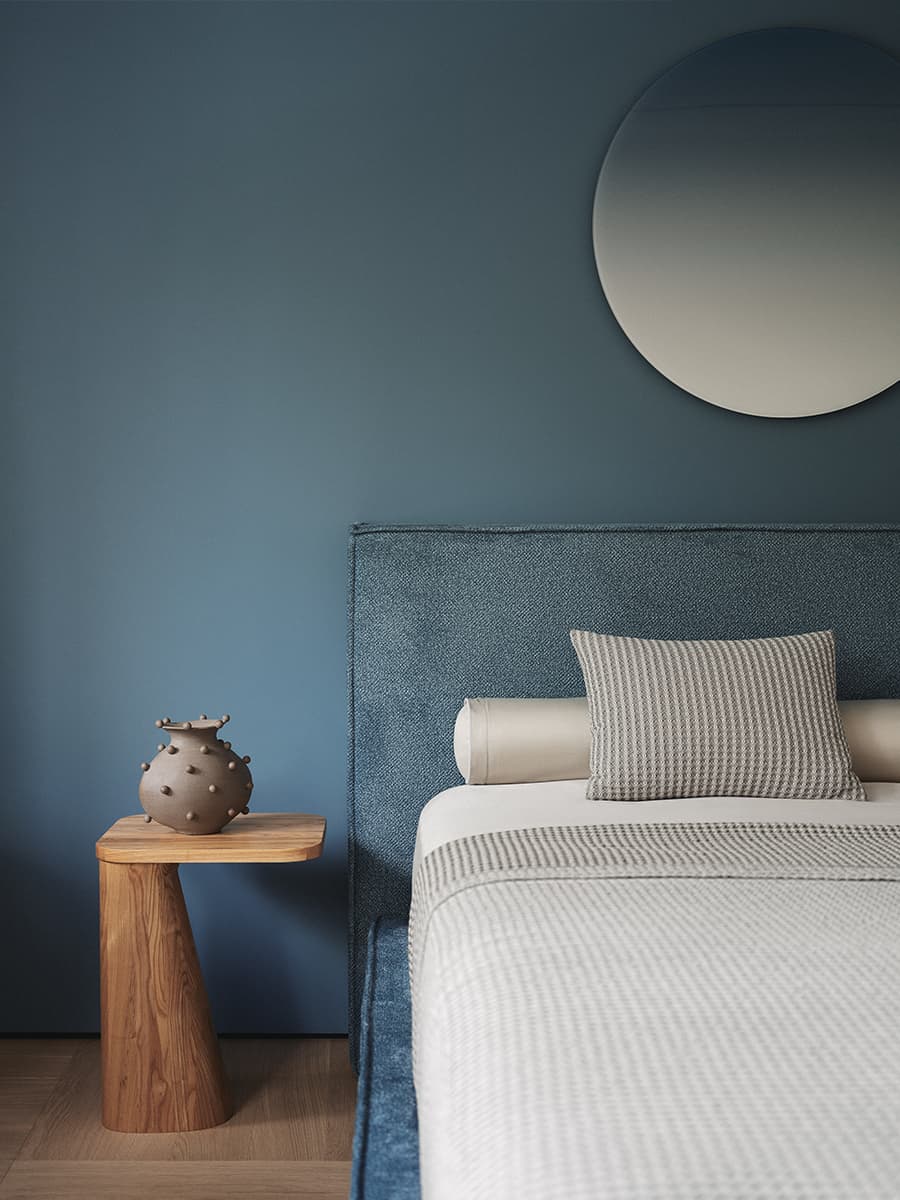 Акцентная синяя спальня в интерьере квартиры в доме 1940-х годов — проект Shilova Studio