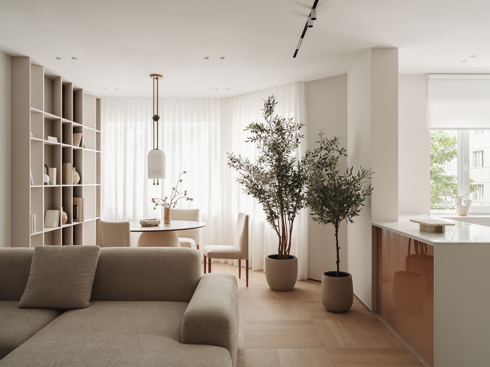 Акцентная синяя спальня в интерьере квартиры в доме 1940-х годов — проект Shilova Studio