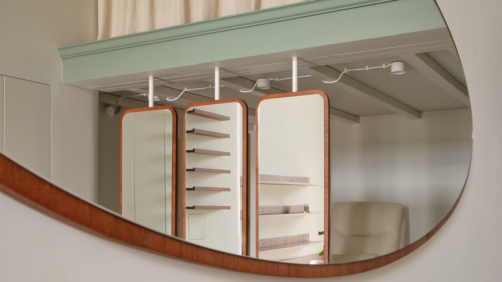 Практичная антресоль и декоративный камин в интерьере салона красоты — проект студии 5:00 am Практичная антресоль и декоративный камин в интерьере салона красоты — проект студии 5:00 am