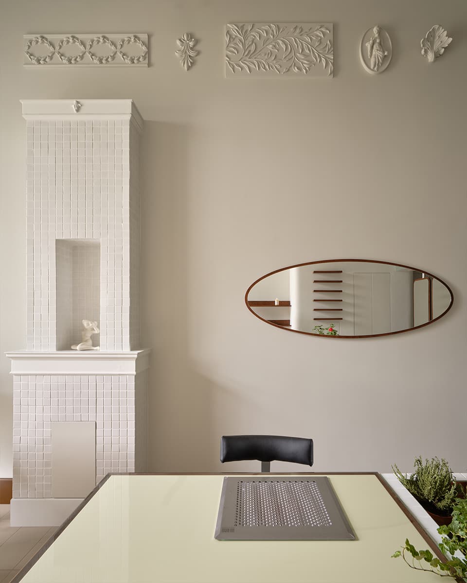 Практичная антресоль и декоративный камин в интерьере салона красоты — проект студии 5:00 am