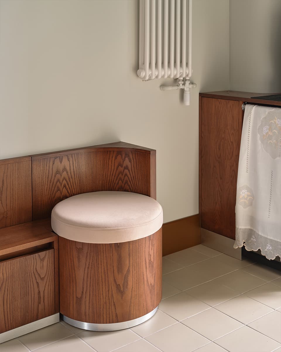 Практичная антресоль и декоративный камин в интерьере салона красоты — проект студии 5:00 am