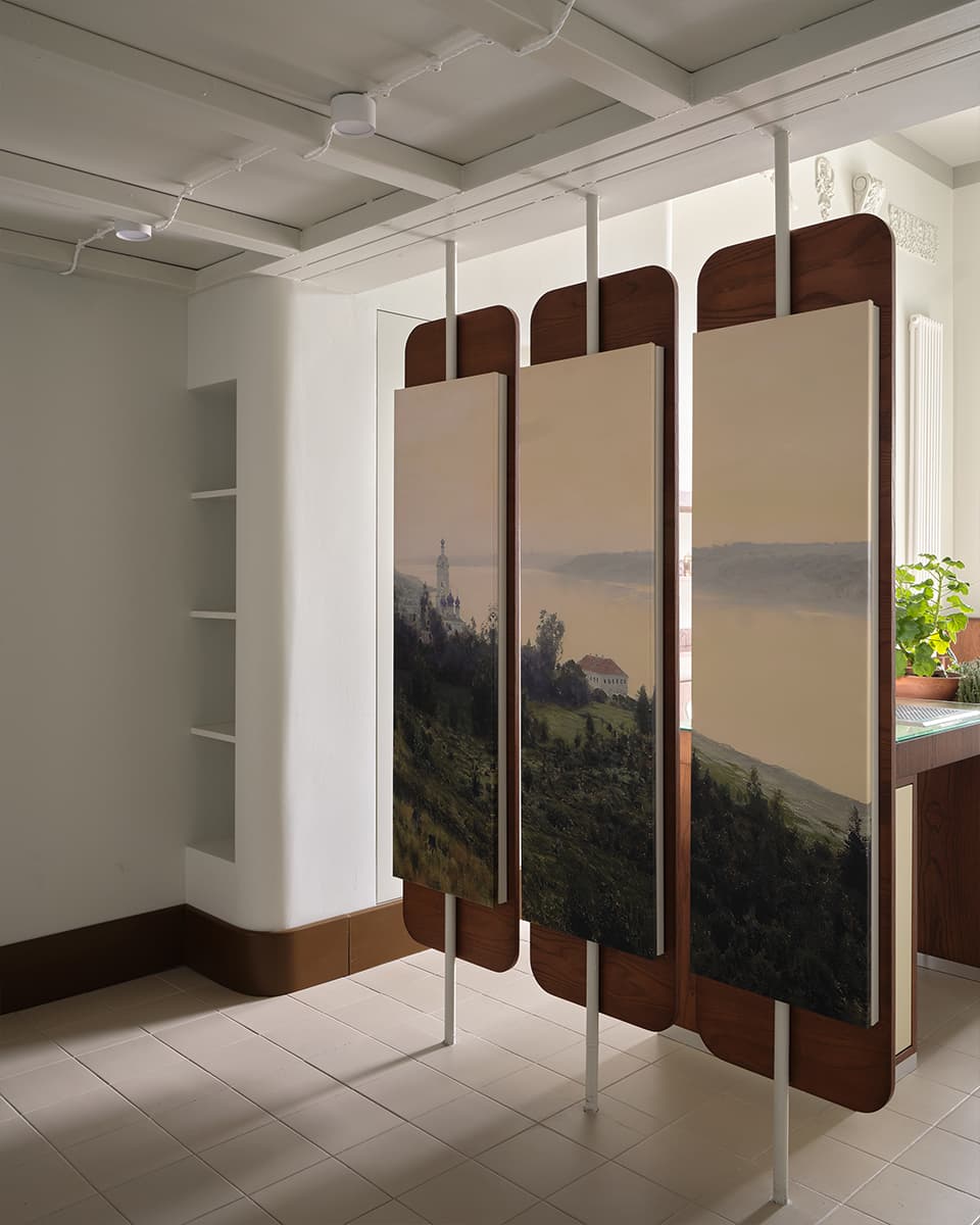 Практичная антресоль и декоративный камин в интерьере салона красоты — проект студии 5:00 am