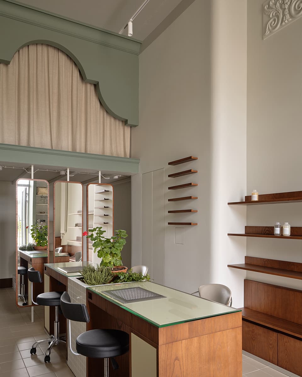 Практичная антресоль и декоративный камин в интерьере салона красоты — проект студии 5:00 am