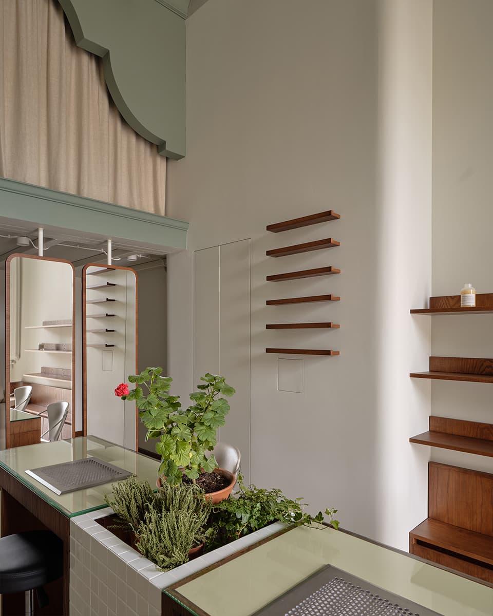 Практичная антресоль и декоративный камин в интерьере салона красоты — проект студии 5:00 am