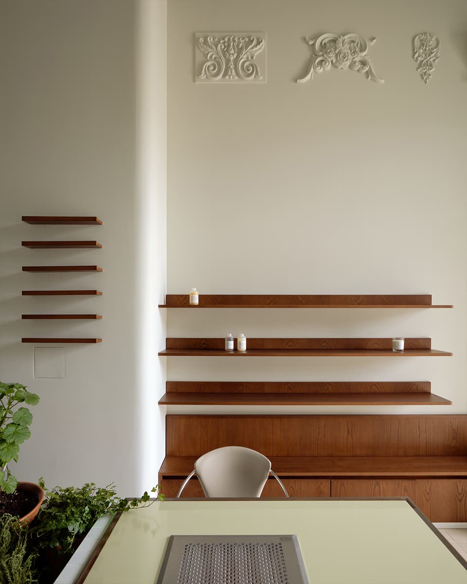 Практичная антресоль и декоративный камин в интерьере салона красоты — проект студии 5:00 am