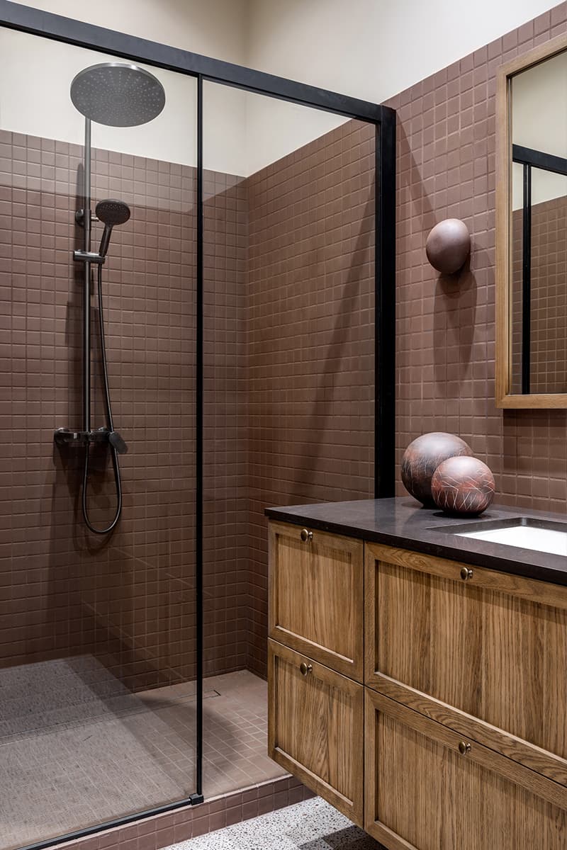 Ритмичный узор клетки и золотистая кухня в интерьере квартиры — проект Юлии Андриевской