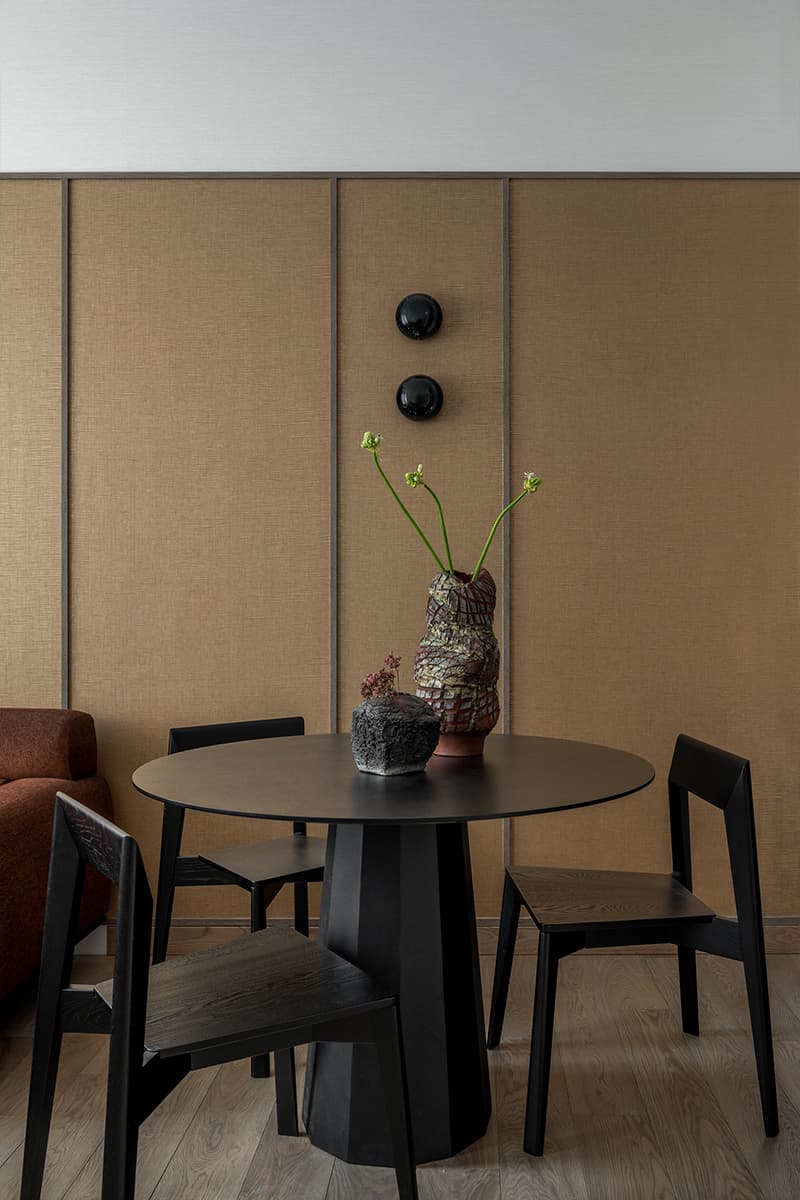 Ритмичный узор клетки и золотистая кухня в интерьере квартиры — проект Юлии Андриевской